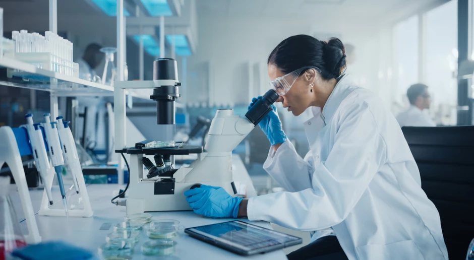 Pharmaceutical business - identify risks in real time
